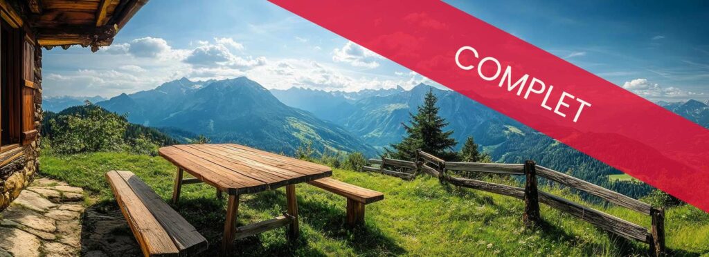 Groupe de vacanciers en séjour adapté pratiquant la cani-rando avec des huskies dans les montagnes d'Abondance.